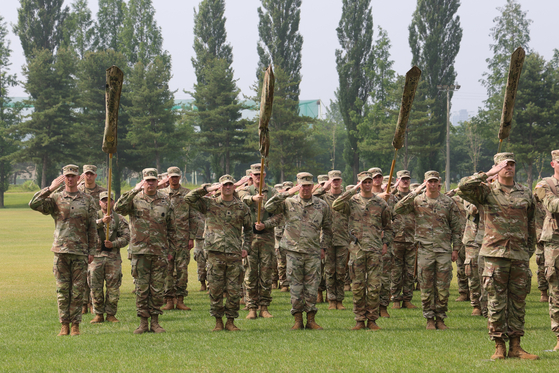 A soldier from the U.S. Army’s 1st Stryker Brigade Combat Team, 4th Infantry Division, salutes during a rotation brigade transfer of authority ceremony at Camp Casey in Dongducheon, Gyeonggi, on June 18. [YONHAP] 