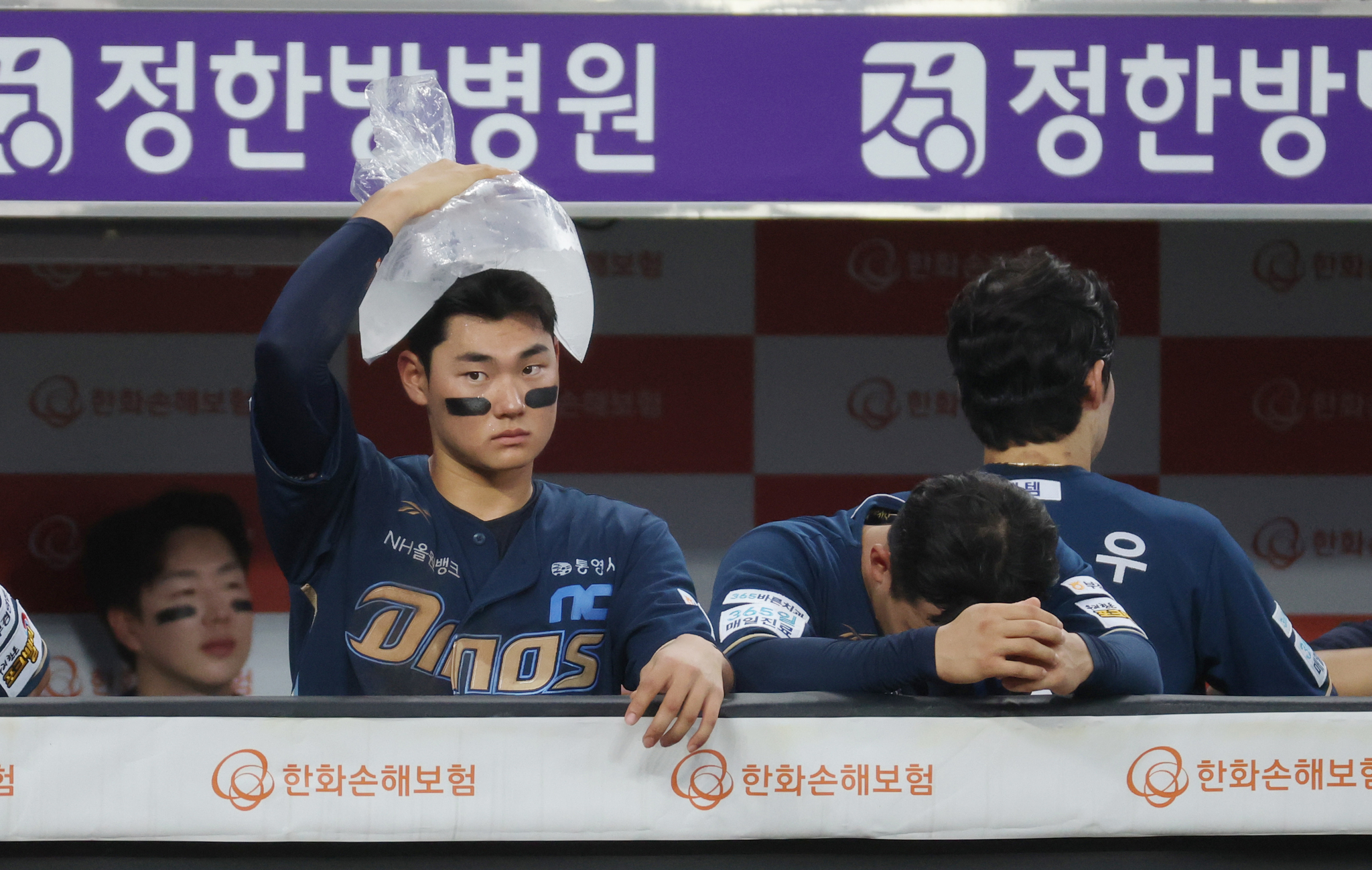 NC Dinos’ Kim Ju-won cools off with an ice pack during a game against the Hanwha Eagles at Hanwha Life Eagles Park in Daejeon on July 2. [NEWS1]