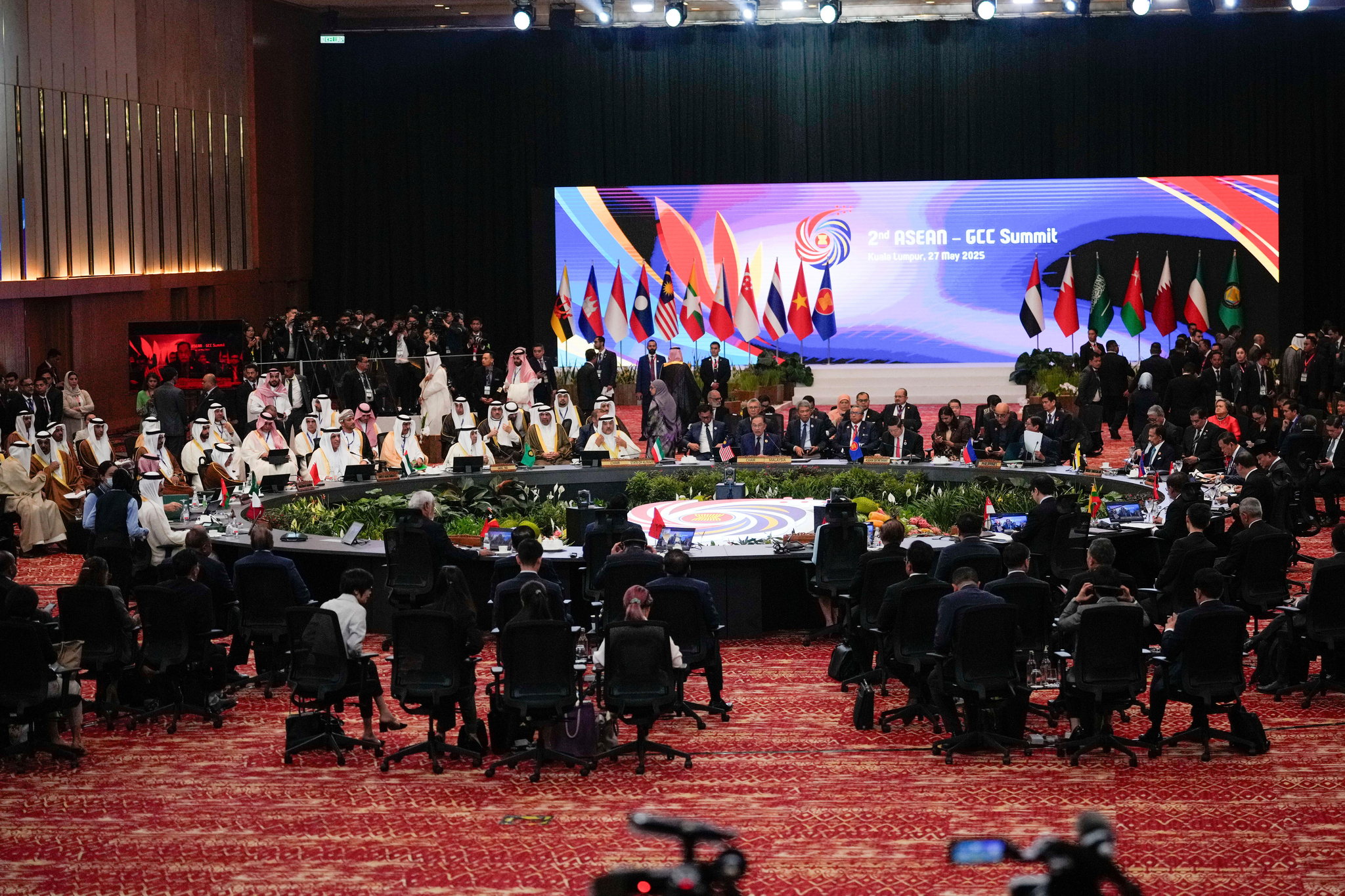 Delegates attend the 2nd Asean-Gulf Cooperation Council (GCC) Summit after the Association of Southeast Asian Nations (Asean) Summit in Kuala Lumpur, Malaysia, on May 27. [AP/YONHAP]