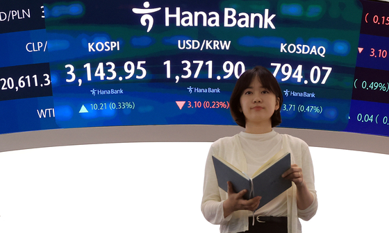 A screen in Hana Bank's trading room in central Seoul shows the Kospi opening on July 10. [NEWS1]