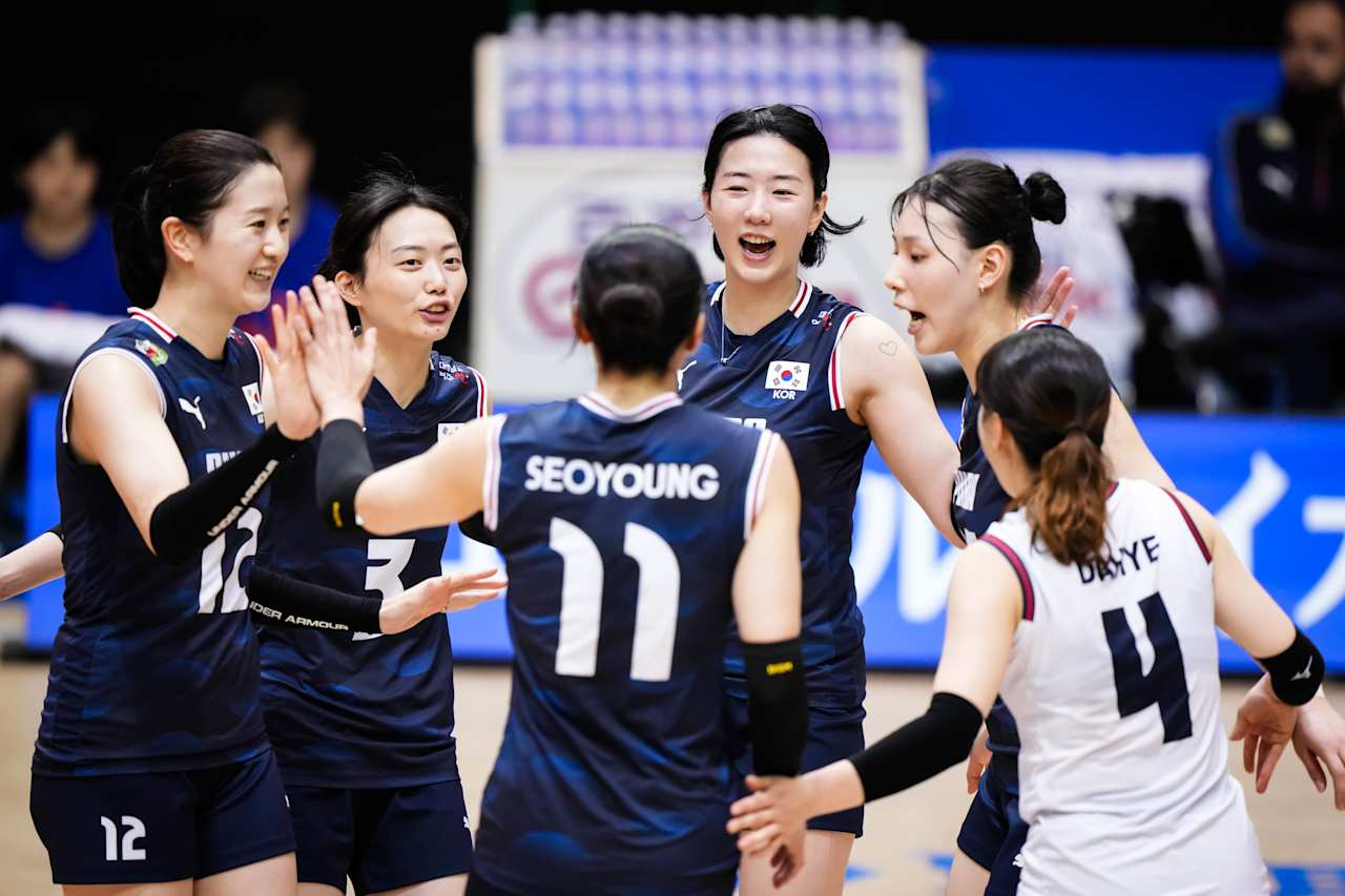 The Korean women's volleyball team celebrates during a Volleyball Nations League match against Poland in Chiba, Japan on July 9. [VNL]