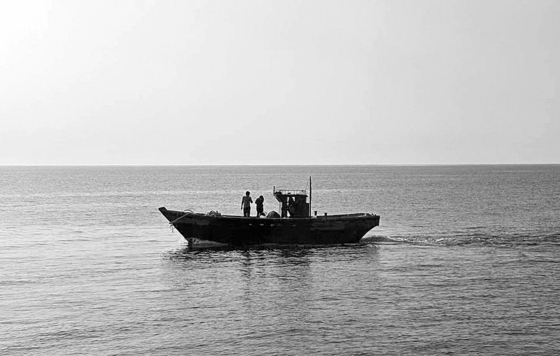 A wooden boat carrying North Koreans moves northward in the East Sea on July 9 in this photo provided by the Unification Ministry. [MINISTRY OF UNIFICATION]