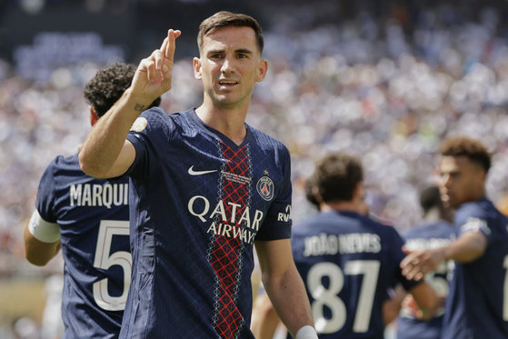 Paris Saint-Germain midfielder Fabian Ruiz celebrates after scoring his side's opening goal during the Club World Cup against Real Madrid in East Rutherford, New Jersey on July 9. [AP/YONHAP] 