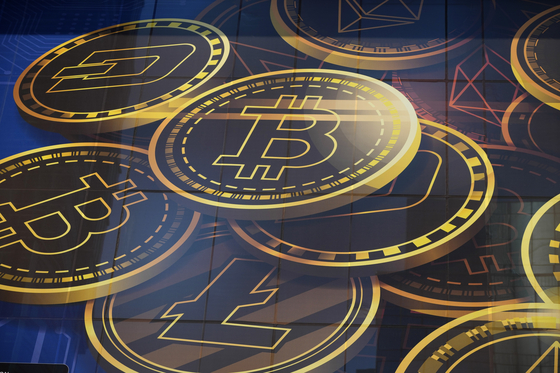 An advertisement for the cryptocurrency Bitcoin is displayed on a building in Hong Kong on Nov. 18, 2021. [AP/YONHAP]