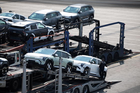 A car carrier transporting vehicles made by Kia, which is part of Hyundai Motor, arrives at Pyeongtaek Port in Pyeongtaek, Gyeonggi, April 15. [REUTERS/YONHAP]