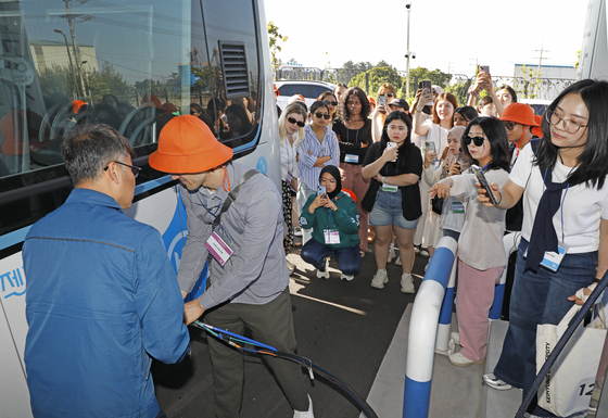 “Global Youth in Jeju” participants tour the Hamdeok Green Hydrogen Charging Station on June 4. [KOREA JOONGANG DAILY]