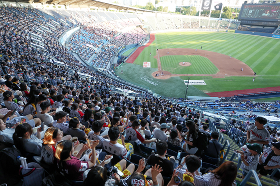 Fans attend a Korea Baseball Organization regular-season game between the home team LG Twins and the Kiwoom Heroes at Jamsil Baseball Stadium in Seoul on July 10. [YONHAP]