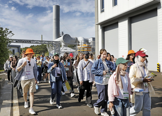 Tour participants of the Jeju Net-Zero Tour check out the Jeju Metropolitan City Food Waste Treatment Facility on June 5. [KOREA JOONGANG DAILY]