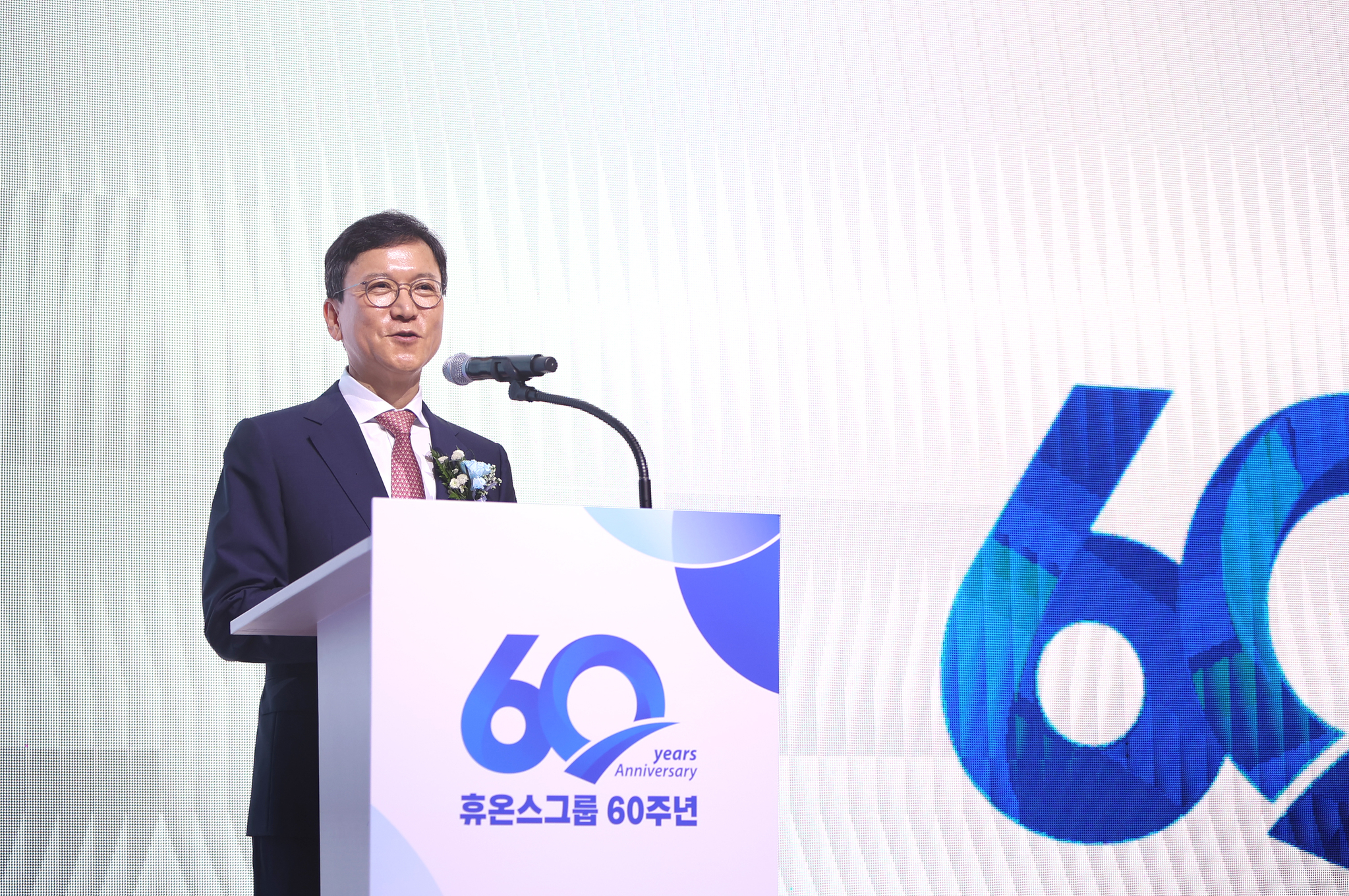 Huons Group Chairman Yoon Sung-tae delivers congratulatory remarks during the group's 60th anniversary celebrations ceremony held at headquarters in Pangyo, Seongnam, on July 11. [HUONS GROUP]