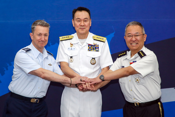 Joint Chiefs of Staff (JCS) Chairman Adm. Kim Myung-soo, his U.S. counterpart, Gen. Dan Caine and his Japanese counterpart Yoshihide Yoshida pose for a photo during their meeting at JCS headquarters in Seoul on July 10. [JOINT CHIEFS OF STAFF] 