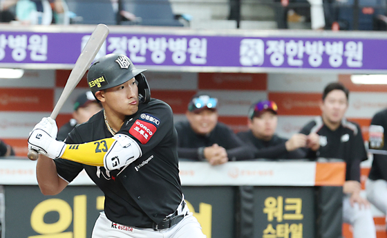 An Hyeon-min of the KT Wiz hits a ball during a game against the Hanwha Eagles at Daejeon Hanwha Life Ballpark in Daejeon on June 5. [NEWS1]