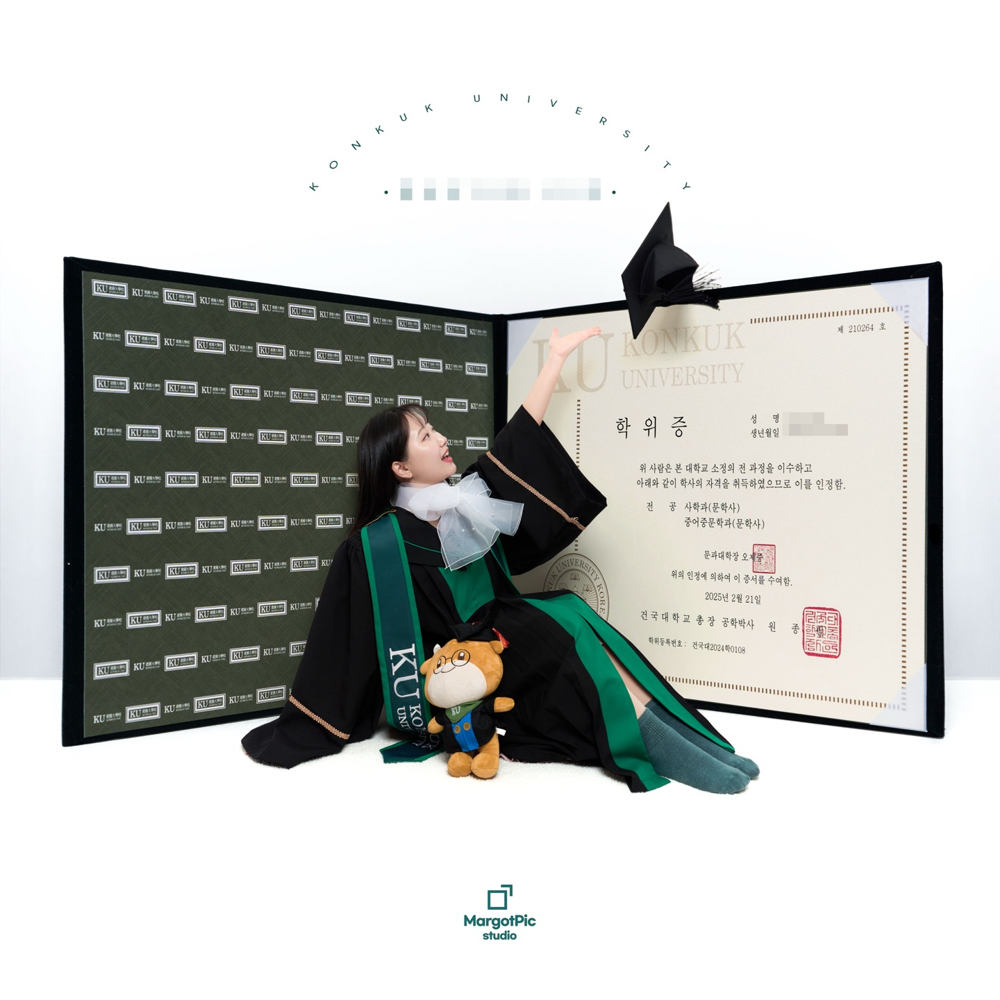 A photo that photographer Kim Eun-soo takes, editing a graduate's diploma in the background [KIM EUN-SOO]