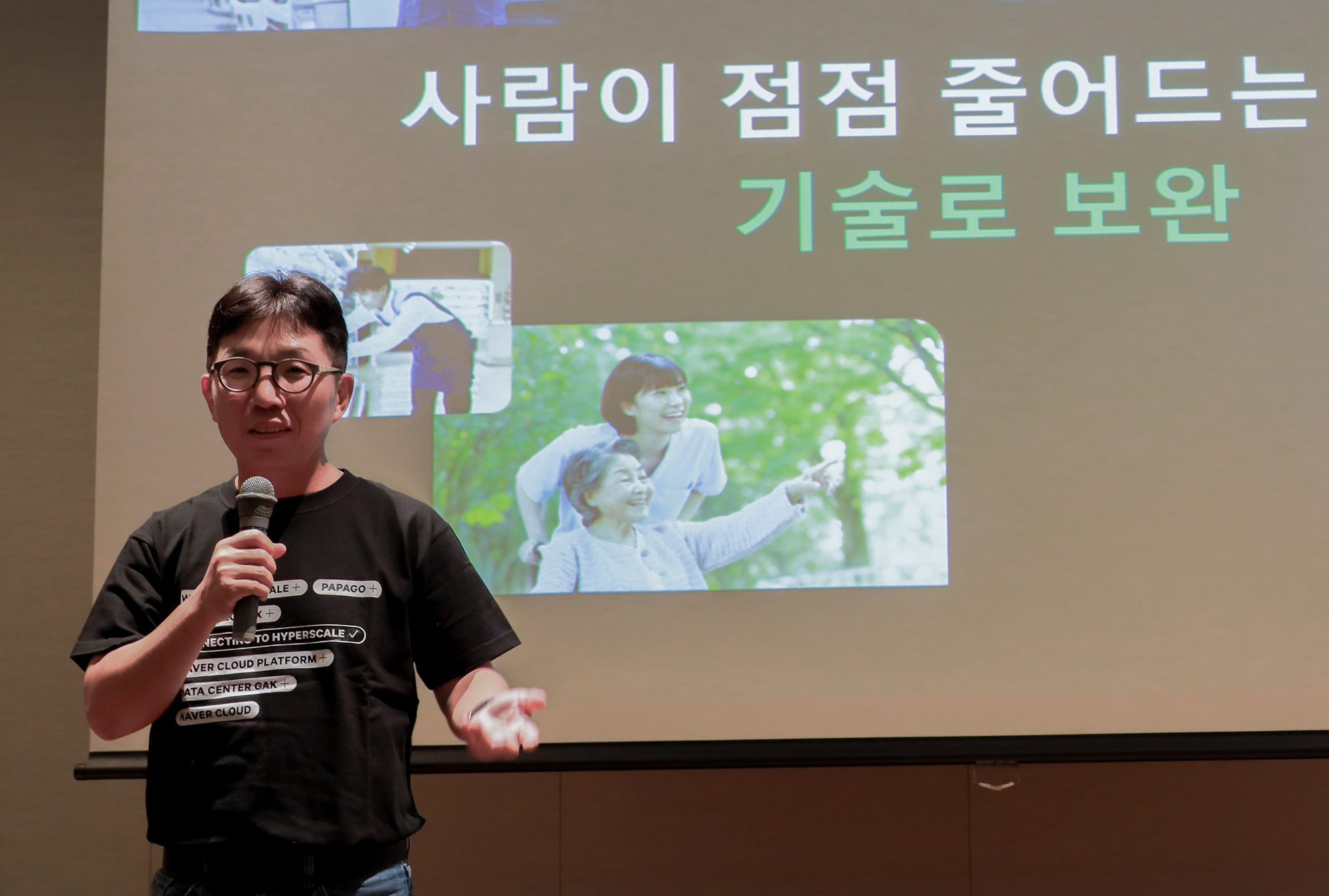 Kim Yu-won, CEO of Naver Cloud, speaks about the future direction of the company’s business in Japan at a hotel in Osaka on July 9. [NAVER CLOUD]