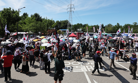Former President Yoon Suk Yeol's supporters hold a rally in front of the Seoul Detention Center in Uiwang, Gyeonggi on July 12. [YONHAP]
