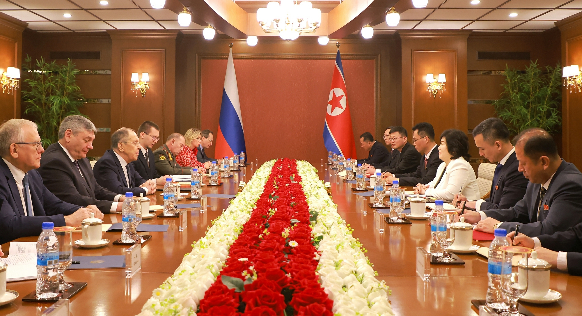The Rodong Sinmun, the official newspaper of North Korea’s ruling Workers’ Party, reports on July 13 that Kim Jong-un meets with Russian Foreign Minister Sergey Lavrov. [NEWS1] 