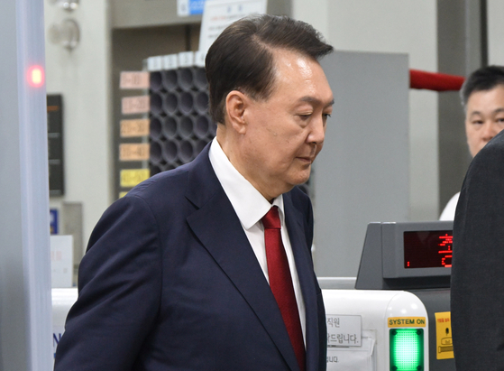 Former President Yoon Suk Yeol leaves the Seoul Central District Court in southern Seoul after the pretrial detention hearing on July 9. [JOINT PRESS CORPS]