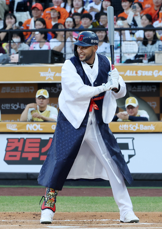 Victor Reyes of Team Dream, representing the Lotte Giants at the KBO All-Star Game, plays in hanbok at Daejeon Hanwha Life Ballpark in Daejeon on July 12. [YONHAP]