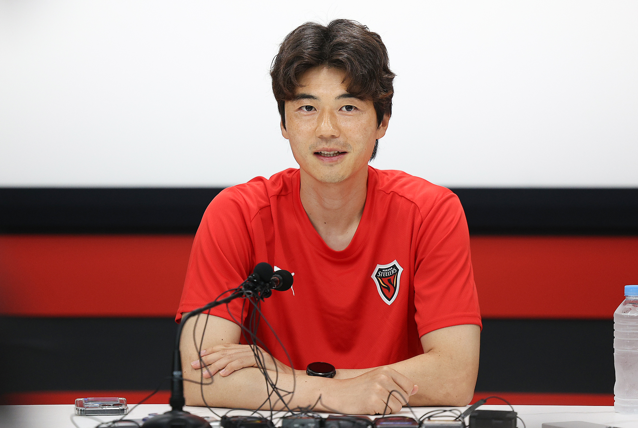 Pohang Steelers midfielder Ki Sung-yeung speaks during a press conference at the team's club house in Pohang, North Gyeongsang, on July 4. [YONHAP]