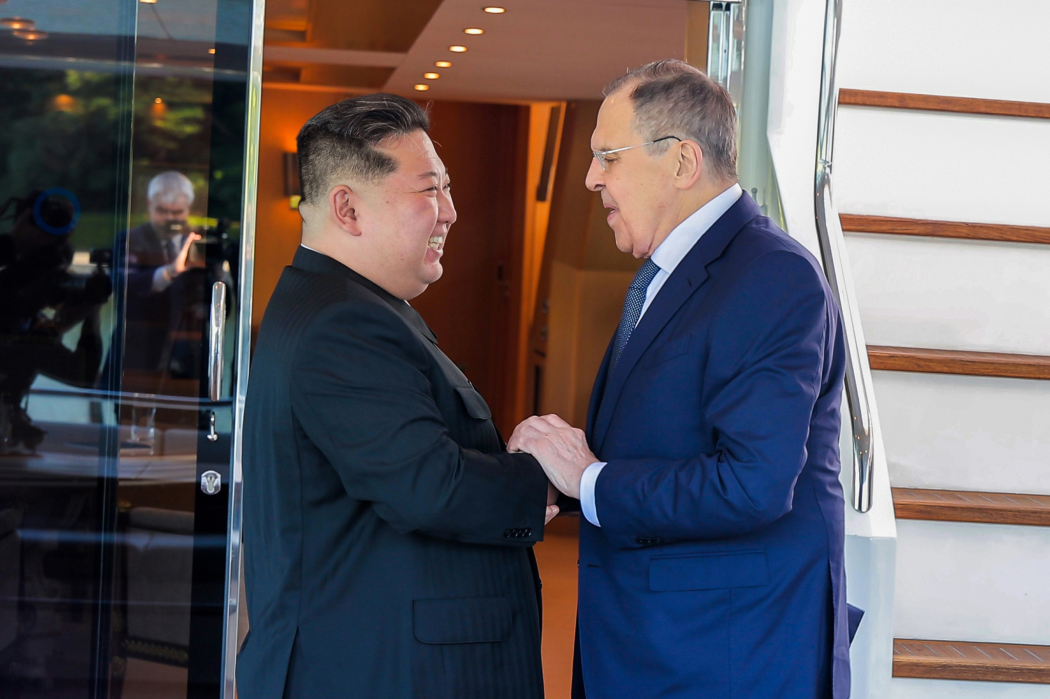 The Rodong Sinmun, the official newspaper of North Korea’s ruling Workers’ Party, reports on July 13 that Kim Jong-un met with Russian Foreign Minister Sergey Lavrov. [NEWS1]