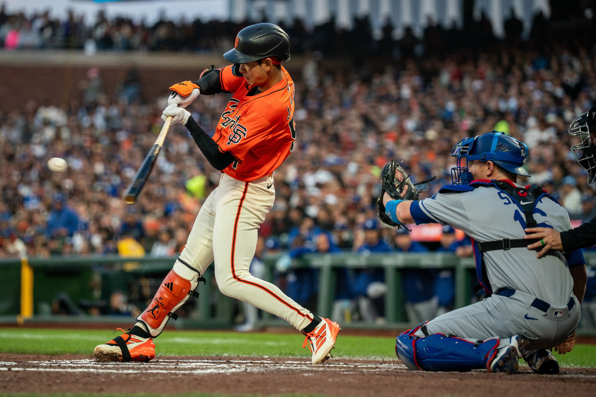 San Francisco Giants outfielder Lee Jung-hoo hits a two-run triple against the Los Angeles Dodgers in the fourth inning at Oracle Park in San Francisco on July 11. [REUTERS/YONHAP]