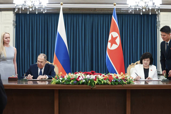 In this photo released by Russian Foreign Ministry Press Service, Russian Foreign Minister Sergey Lavrov, left, and North Korean Foreign Minister Choe Son-hui, right, attend a signing ceremony following their talks in Wonsan, North Korea, on July 12. [AP/YONHAP]
