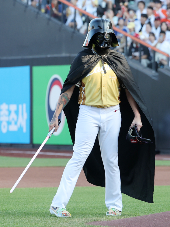 Team Nanum starter Cody Ponce, representing the Hanwha Eagles at the KBO All-Star Game, walks to the mound in a Darth Vader costume at Daejeon Hanwha Life Ballpark in Daejeon on July 12. [YONHAP]