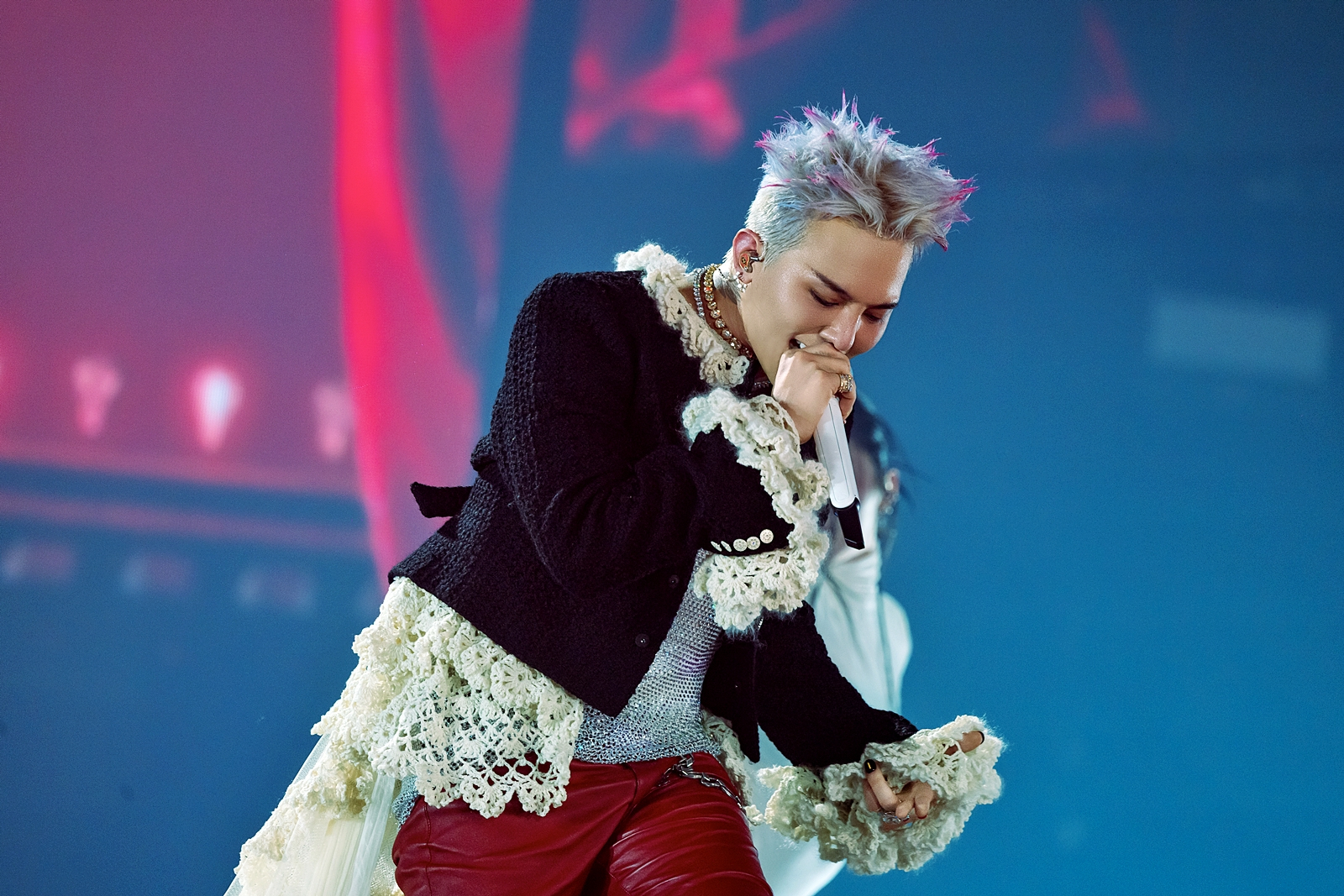 G-Dragon performs at the Tokyo Dome in Japan on May 10 and 11 for his “Übermensch″ world tour. [GALAXY CORPORATION]