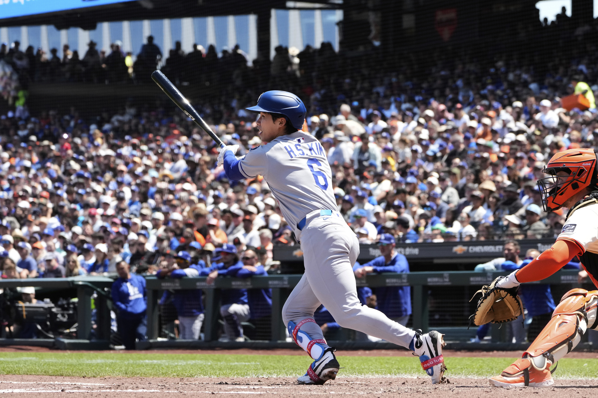 Los Angeles Dodgers infielder Kim Hye-seong watches his RBI single during an MLB game against the San Francisco Giants in San Francisco on July 12. [AP/YONHAP]
