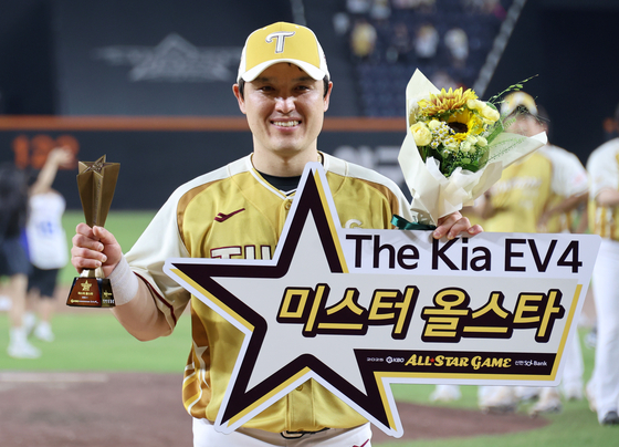Park Dong-won of the LG Twins, playing for Team Nanum at the KBO All-Star Game, poses with the trophy after winning the MVP award at Daejeon Hanwha Life Ballpark in Daejeon on July 12. [YONHAP]
