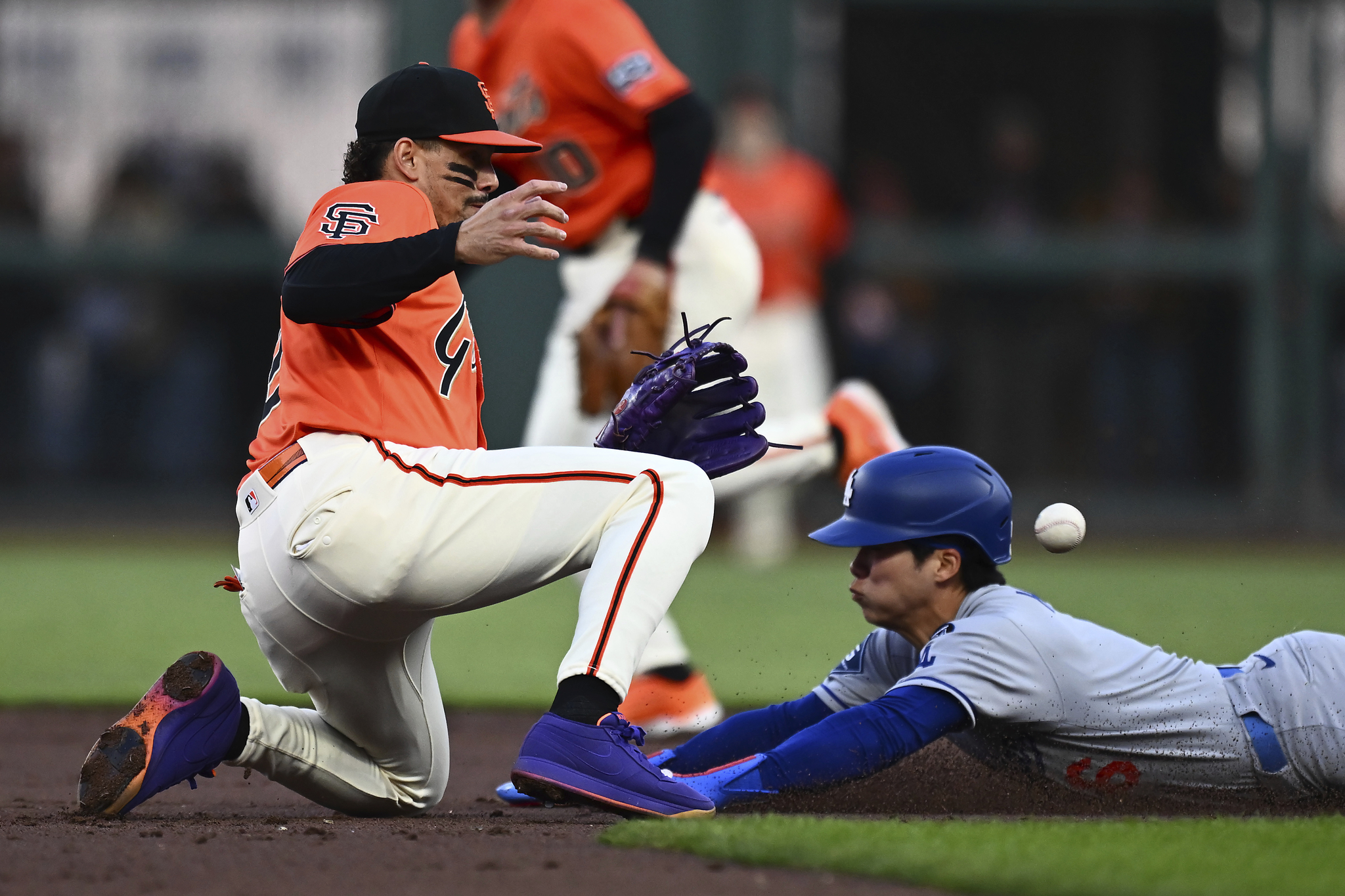 Los Angeles Dodgers infielder Kim Hye-seong steals second base during an MLB game against the San Francisco Giants in San Francisco on July 11. [AP/YONHAP] 