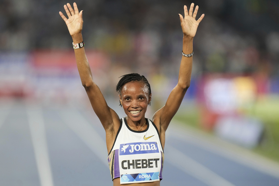 Beatrice Chebet, of Kenya, celebrates after crossing the finish line to win the women 5000 meters at the Diamond League Golden Gala Pietro Mennea athletics meet at the Stadio Olimpico in Rome, Friday, June 6, 2025. [AP/YONHAP]