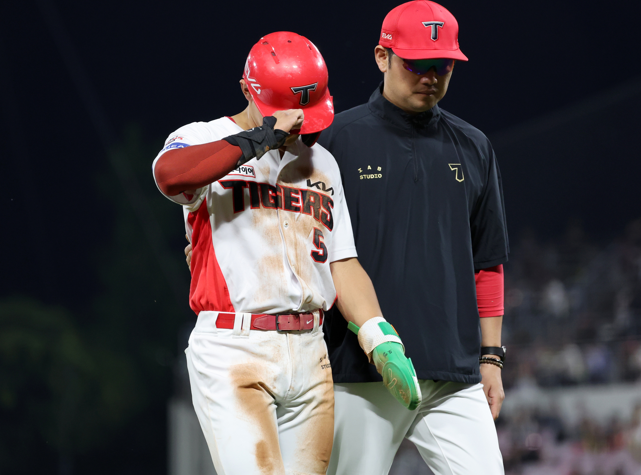Kia Tigers’ Kim Do-yeong walks off after attempting a steal during a game against the Kiwoom Heroes at the Kia Champions Field in Gwangju on May 27. He was later pulled after feeling pain and diagnosed with a hamstring injury. [YONHAP]