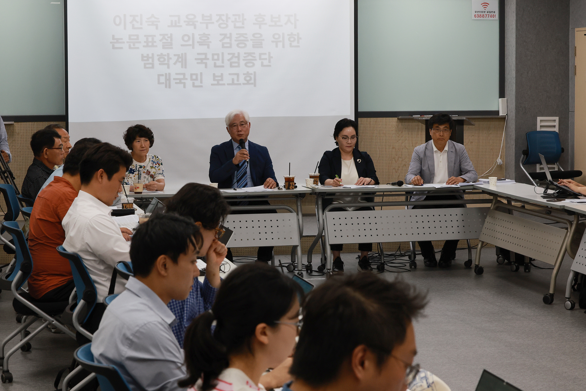 Yoo Won-joon, director of the Korean Association of Private University Professors, speaks during a public briefing hosted by a coalition of academic associations on July 14 at BND Partners' Seoul Station branch in Jung District, central Seoul, to present findings on the thesis records of Lee Jin-sook, nominee for deputy prime minister and minister of education. [YONHAP]