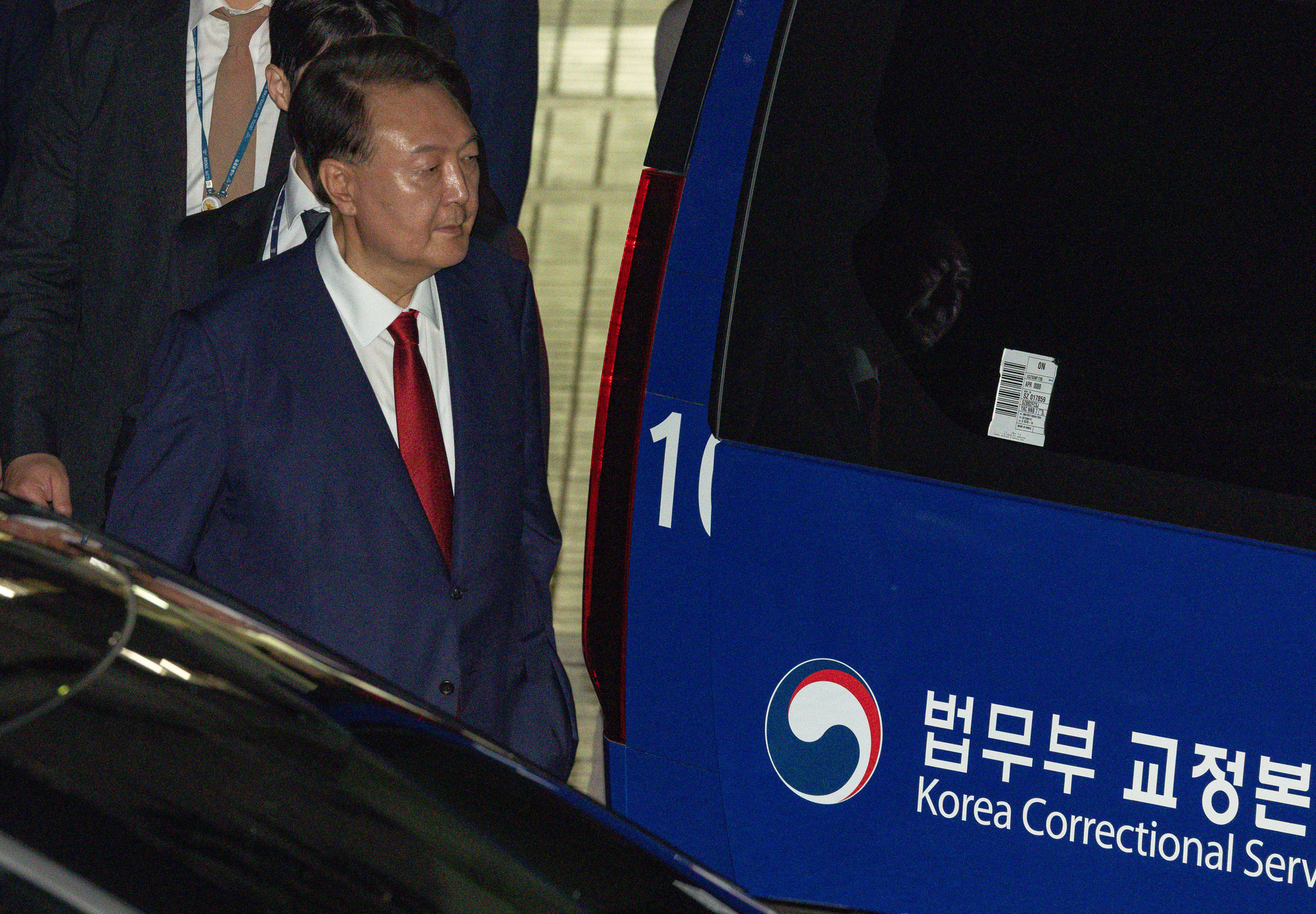Former President Yoon Suk Yeol leaves the Seoul Central District Court in southern Seoul after the pretrial detention hearing on July 9. [JOINT PRESS CORPS]