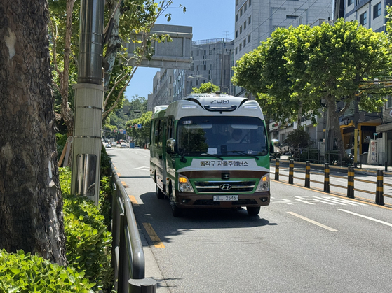 Dongjak A01, a self-driving village bus, arrives at its stop at the middle gate of Soongsil University on July 11. [CHO JUNG-WOO]