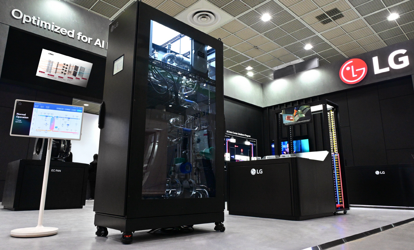 LG Electronics on July 8 unveiled its business strategy for its ES Business Division and introduced HVAC solutions for AI data centers during a press briefing at LG Science Park in Magok, western Seoul. The photo shows the firm's Coolant Distribution Unit, an AI data center liquid cooling solution. [LG ELECTRONICS]