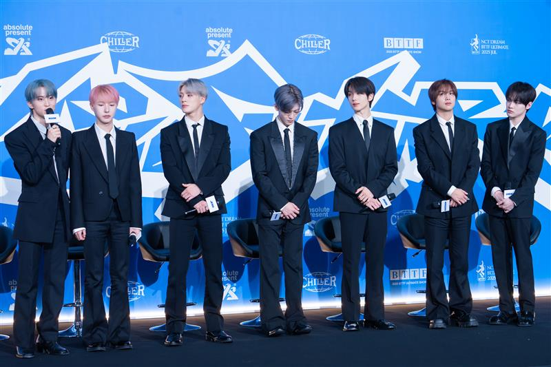 NCT Dream poses for photos during a press conference for its fifth full-length album, ″Go Back To The Future,″ in southern Seoul on July 14. [DANIELA GONZALEZ PEREZ]