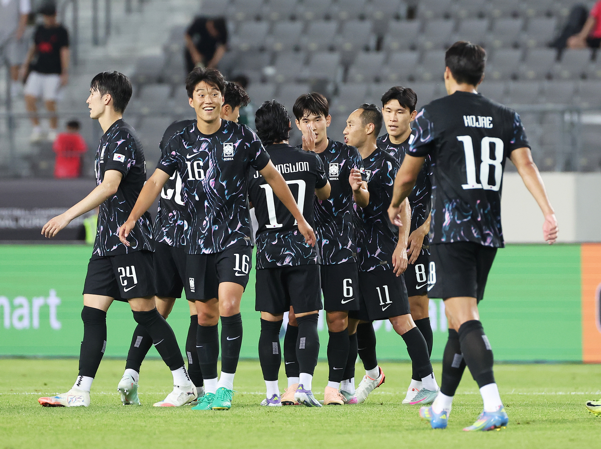 Korean players celebrate a 2-0 win over Hong Kong in the teams' second match of the East Asian Football Federation E-1 Football Championship at Yongin Mireu Stadium in Yongin, Gyeonggi, on July 11. [YONHAP]