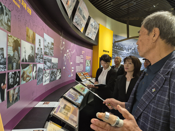 Hiroshima Vice Gov. Mika Yokota, second from right, listens to Shim Jin-tae, head of the Hapcheon branch of the Korea Atomic Bomb Victims Association, explain the impact of the atomic bombing on Koreans at the Hapcheon Atomic Bomb Museum in Hapcheon, South Gyeongsang on July 12. [JOONGANG ILBO]