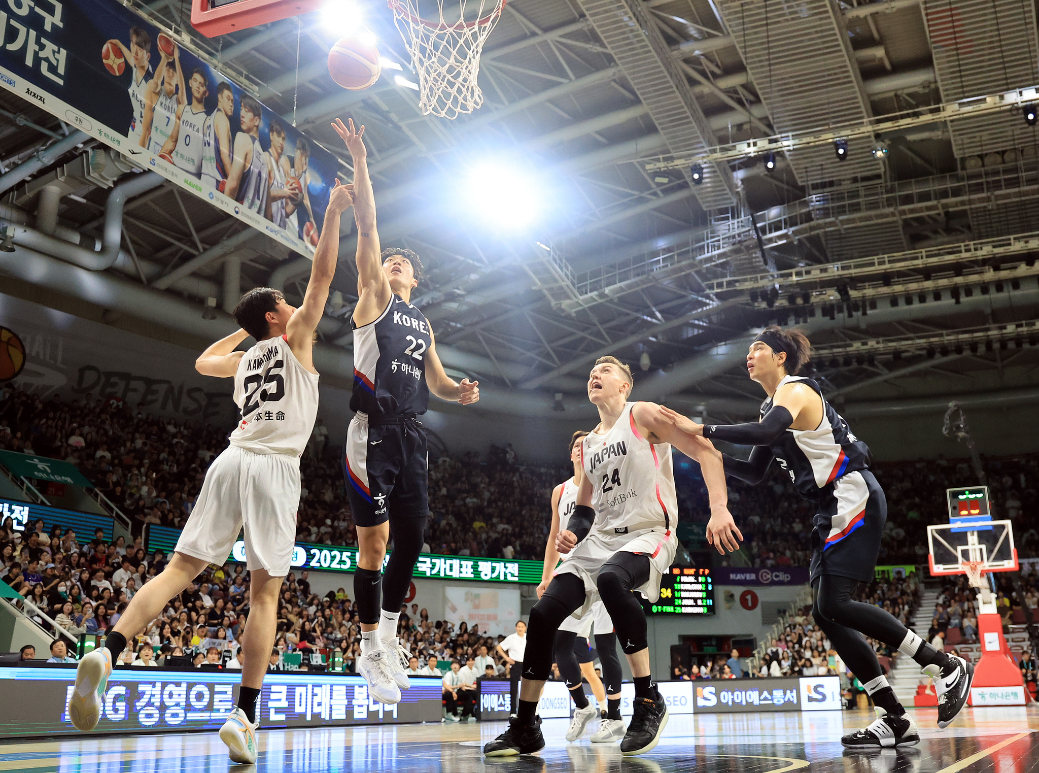 Yeo Jun-seok scores a layup during a friendly against Japan on July 13. [NEWS1]