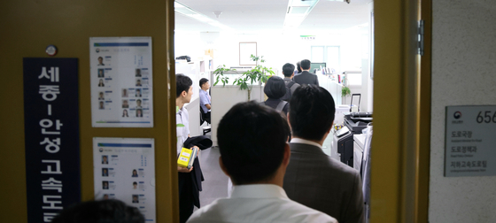 The special counsel team investigating allegations surrounding former first lady Kim Keon Hee raids the Ministry of Land, Infrastructure and Transport offices in Sejong on July 14. [NEWS1]