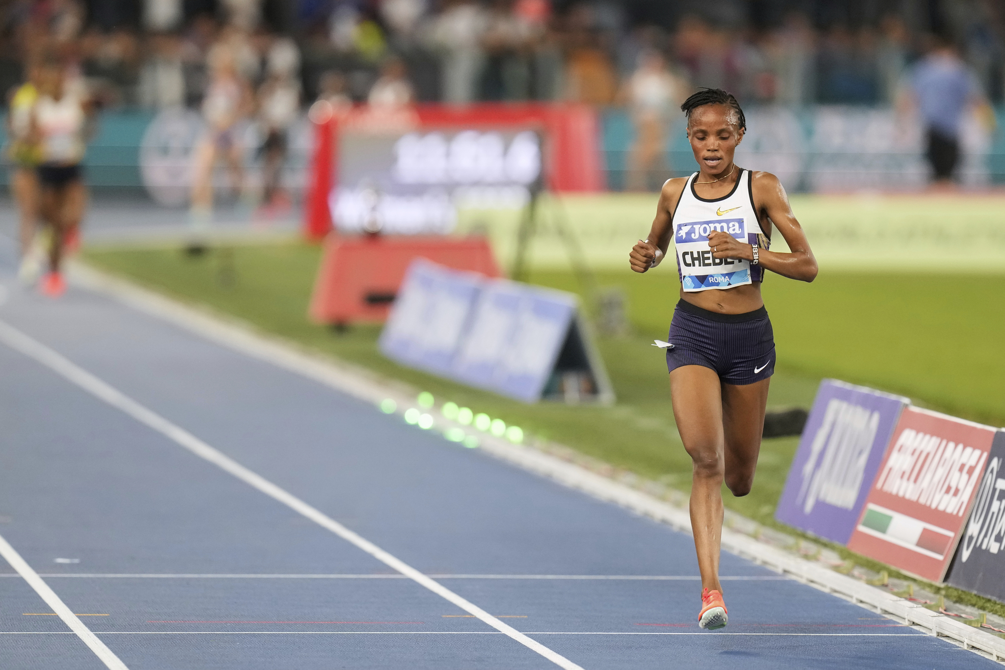 Beatrice Chebet, of Kenya, crosses the finish line to win the women 5000 meters at the Diamond League Golden Gala Pietro Mennea athletics meet at the Stadio Olimpico in Rome, Friday, June 6, 2025. [AP/YONHAP]