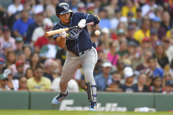 Tampa Bay Rays' Kim Ha-seong bunts into a fielder's choice in the sixth inning of a baseball game against the Boston Red Sox in Boston on July 12. [AP/YONHAP]