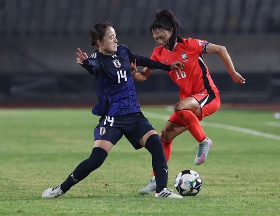 Mun Eun-ju of Korea, left, attempts a shot against Japan during the teams' second match of the East Asian Football Federation E-1 Women's Football Championship at Hwaseong Stadium in Hwaseong, Gyeonggi, on July 13. [YONHAP] 