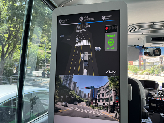 A digital display inside the self-driving Dongjak A01 bus shows all nearby traffic in real-time, including when lights change and whether the vehicle is in autonomous or manual mode. [CHO JUNG-WOO]