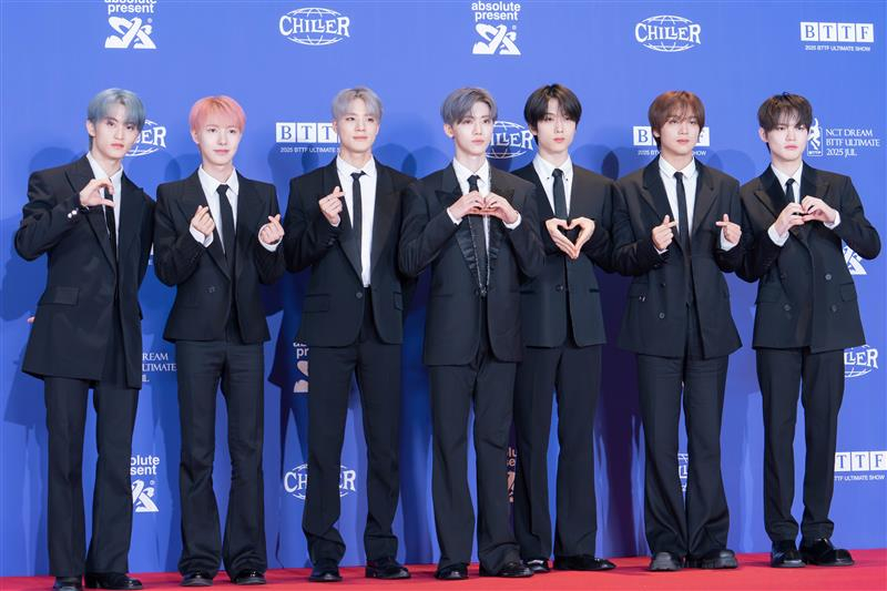 NCT Dream poses for photos during a press conference for its fifth full-length album, ″Go Back To The Future,″ in southern Seoul on July 14. [DANIELA GONZALEZ PEREZ]