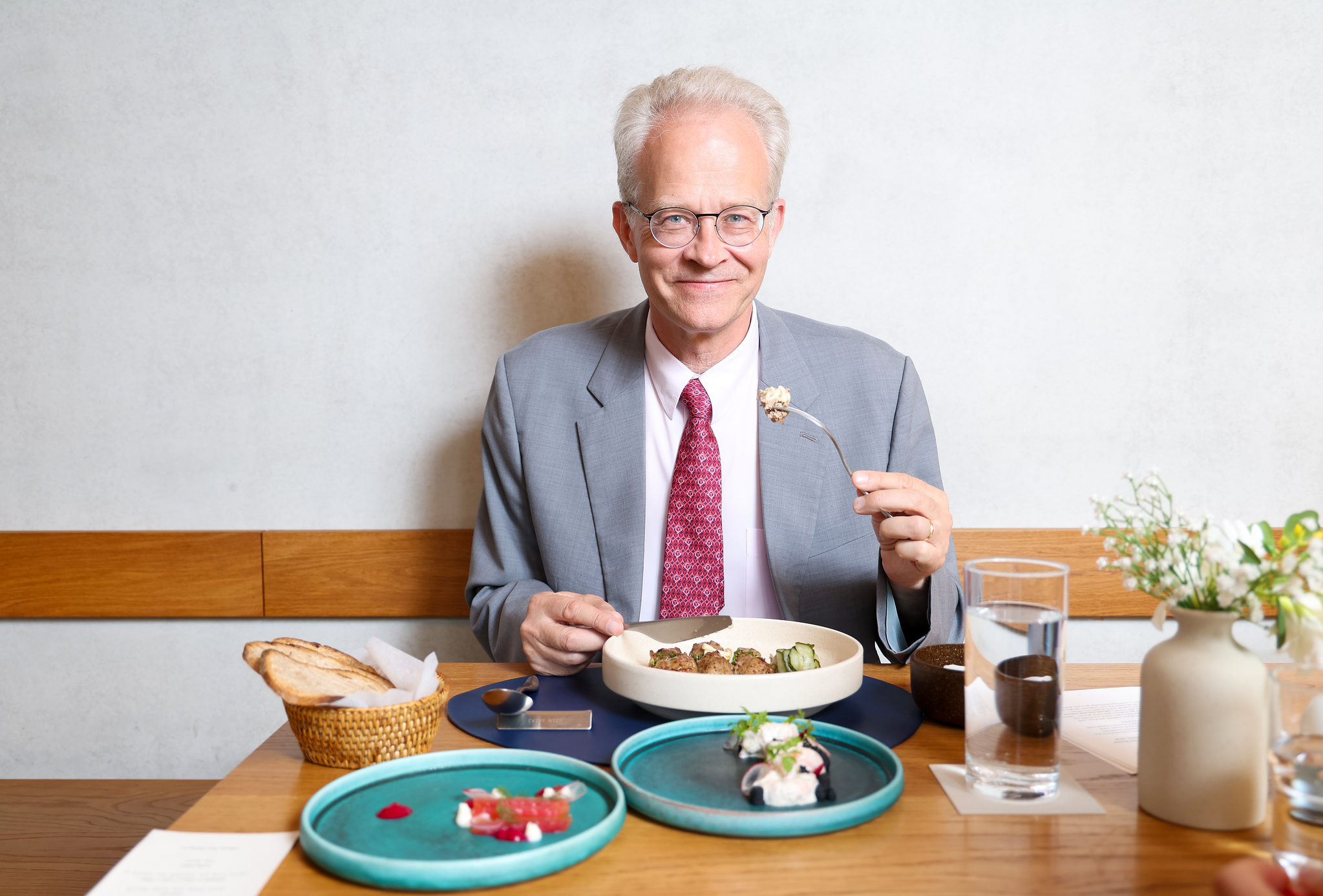 Swedish Ambassador to Seoul Karl-Olof Andersson speaks about his favorite dishes and bilateral ties between Korea and Sweden at Mangata, a Scandinavian restaurant in Jongno District, central Seoul, in an interview with the Korea JoongAng Daily on July 3. [WOO SANG-JO]