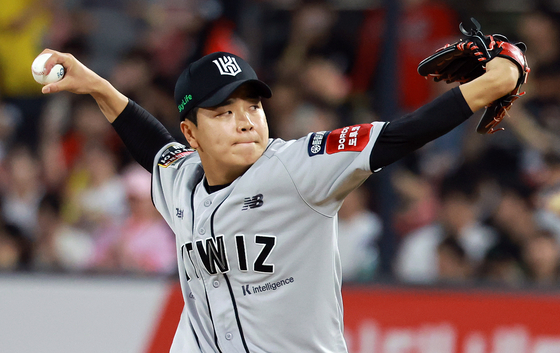 KT Wiz pitcher Son Dong-hyun throws the ball during the top of the eighth inning against the Kia Tigers at KT Wiz Park in Suwon on May 21. [NEWS1]