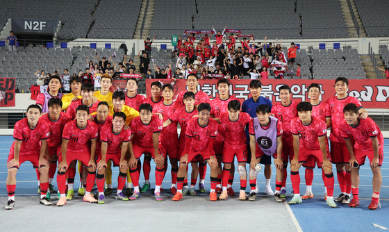 Korean players pose after beating China 3-0 in the teams' first match of the East Asian Football Federation E-1 Football Championship at Yongin Mireu Stadium in Yongin, Gyeonggi, on July 7. [YONHAP]