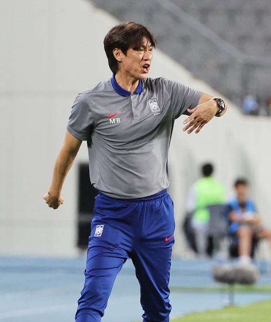 Korea head coach Hong Myung-bo gives instructions to his players during his team's second match of the East Asian Football Federation E-1 Football Championship at Yongin Mireu Stadium in Yongin, Gyeonggi, on July 11. [YONHAP]